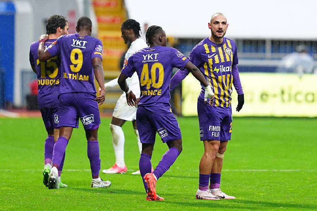 İki oyuncu için Süper Lig'in dört büyük kulübünün bilgi aldığını açıklandı
