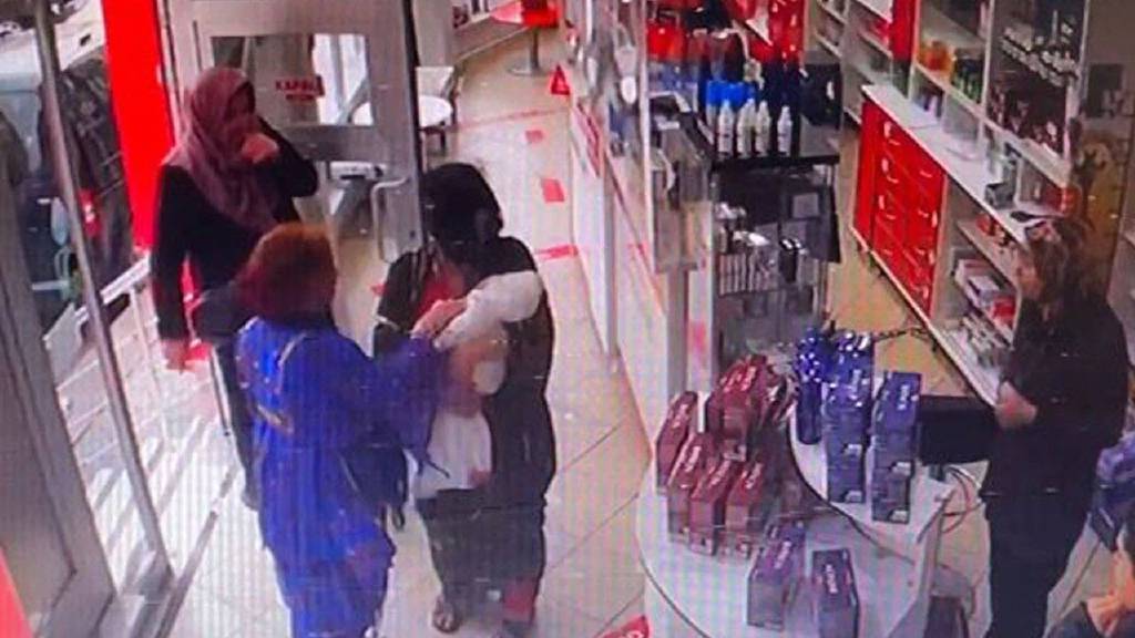 Ailesi kucağına alıp eczaneye götürdü! Eskişehir'de 23 günlük bebeğin acı sonu...