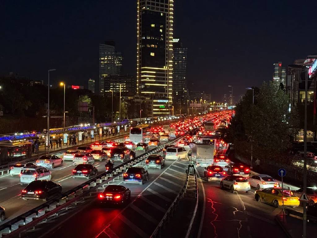 İstanbul'da akşam saatlerinde trafik yoğunluğu yaşanıyor