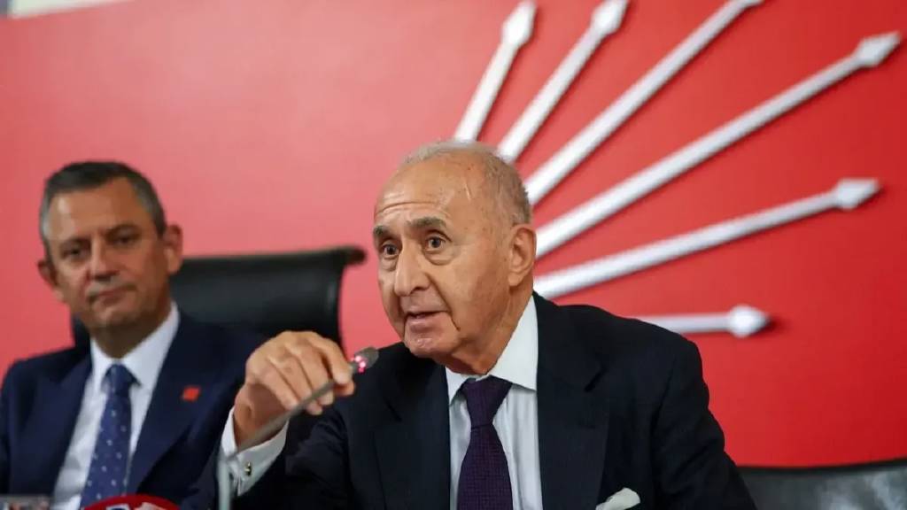 Eski CHP Genel Başkanı Hikmet Çetin, hastaneye kaldırıldı