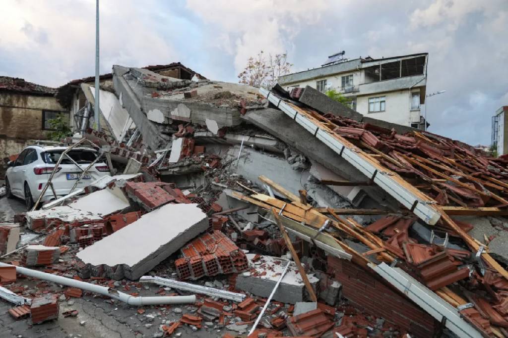 Balıkesir'de 330 artçı sarsıntı hissedildi