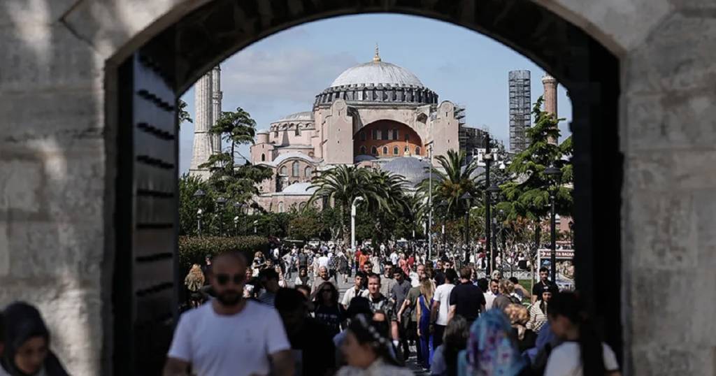 Yerli turistler yılın ikinci çeyreğinde 116,9 milyar lira seyahat harcaması yaptı