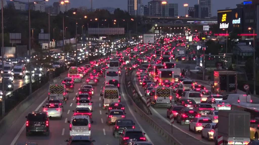 İstanbul'da hayat akşam saatleri yine durdu