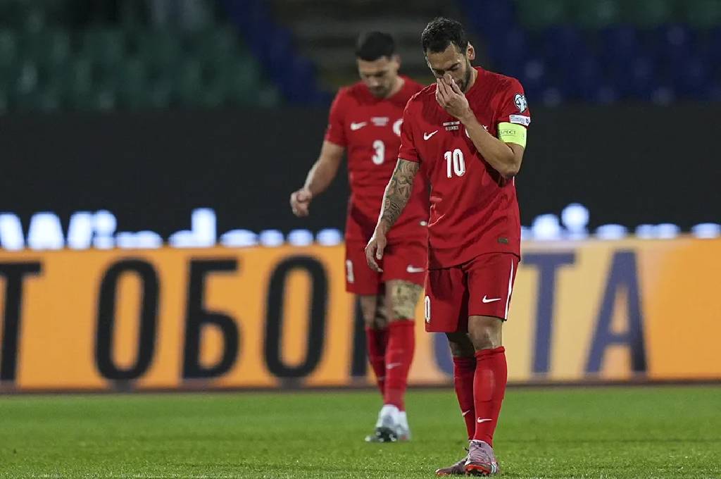  Hakan Çalhanoğlu, transfer iddialarına kısa ve net bir yanıt verdi