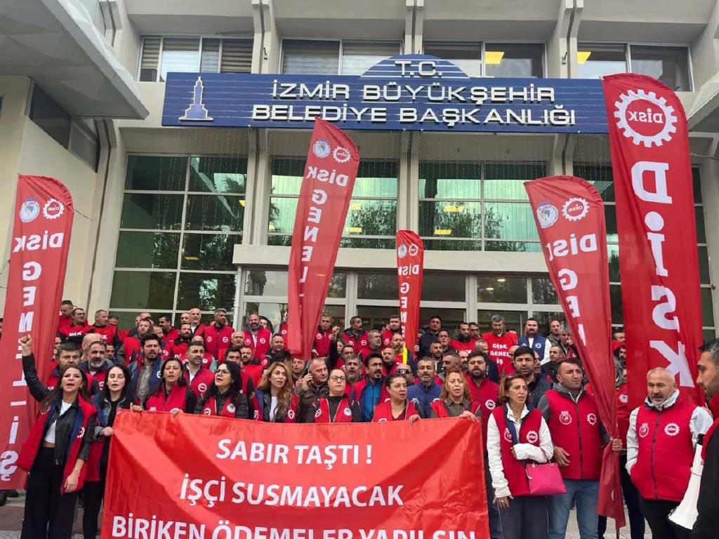İzmir Büyükşehir Belediyesi işçilerinden oturma eylemi