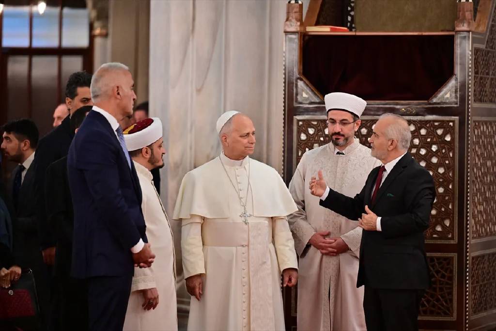 Papa 14. Leo, Sultanahmet Camii'ni ziyaret etti