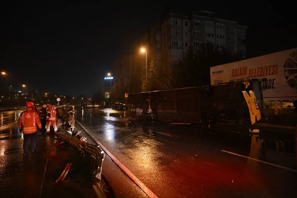 İETT'ye bağlı özel halk otobüsü devrildi