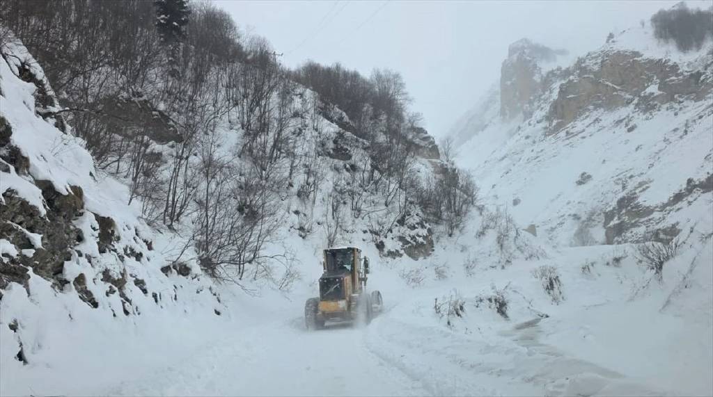 Artvin'de çığ faciası: 3 kişi mahsur kaldı