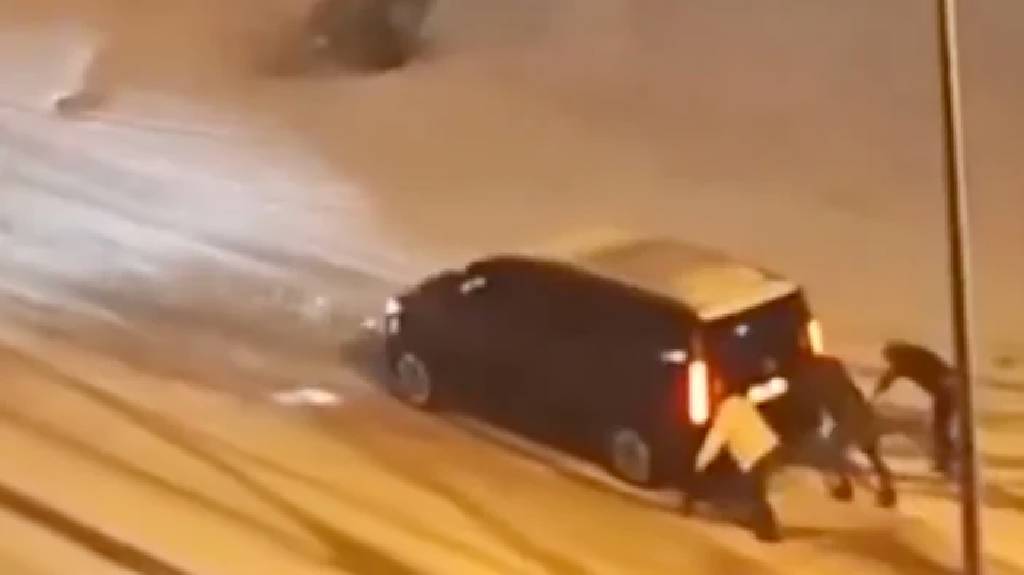 Kar trafik kazalarını beraberinde getirdi! İstanbul'da kar manzaraları...