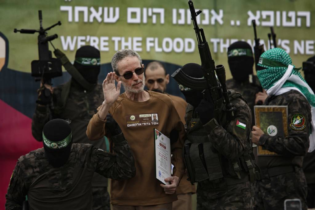 Hamas, 3 İsrailli esiri Kızılhaç'a teslim ederek serbest bıraktı… 
