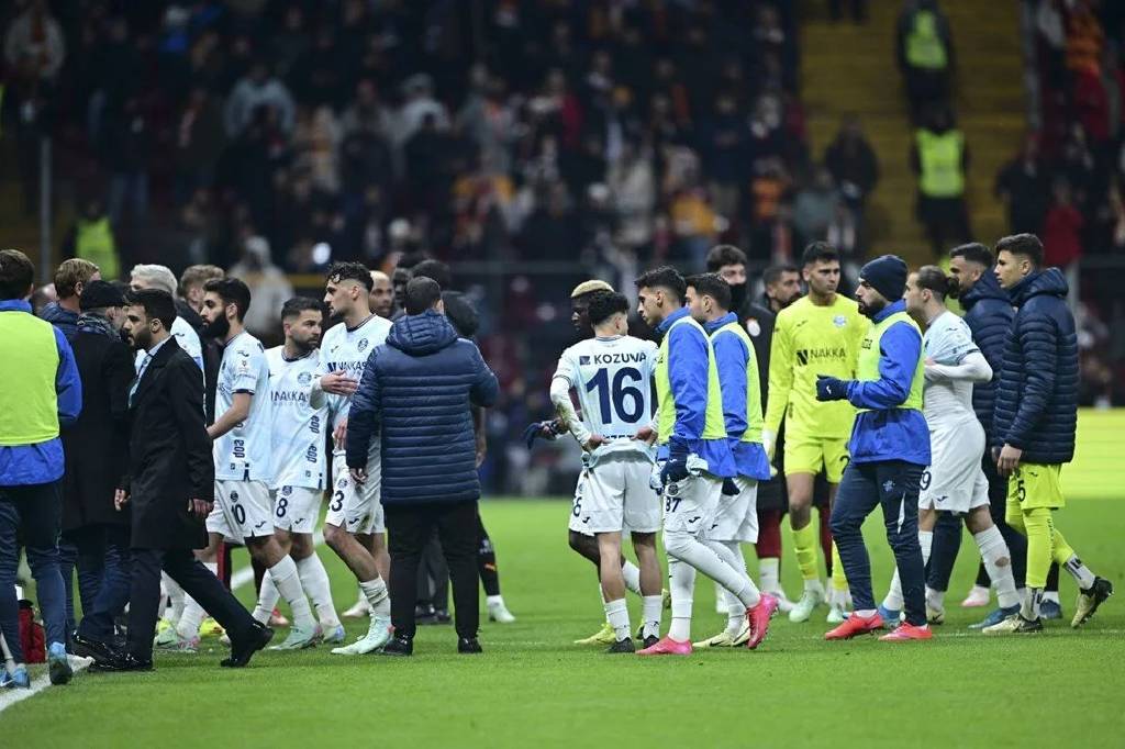 Adana Demirspor, Galatasaray maçında sahadan çekildi! İşte tüm ayrıntılar...