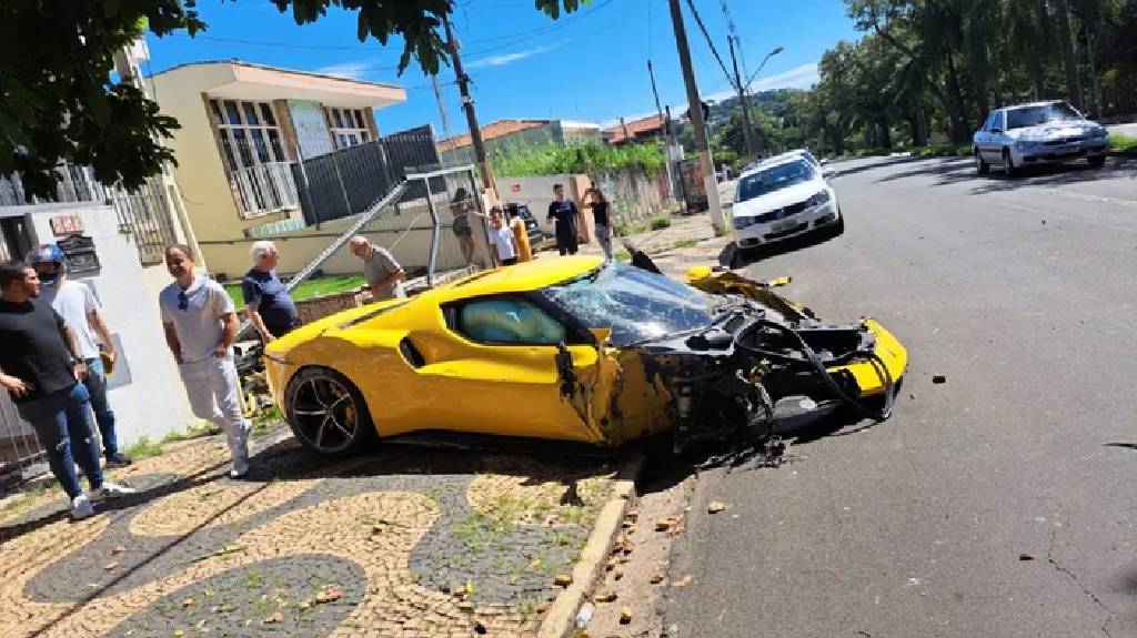 Brezilya'da milyonlarca liralık Ferrari'yle eve çarptı! Araç kullanılamaz hale geldi...