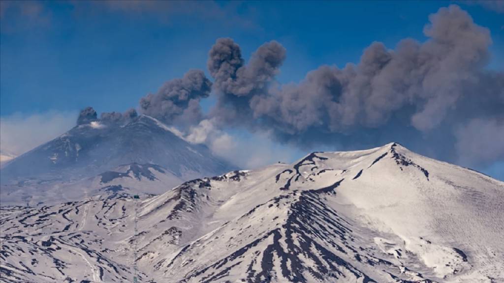 Etna Yanardağı'nda yeniden lav akışı başladı