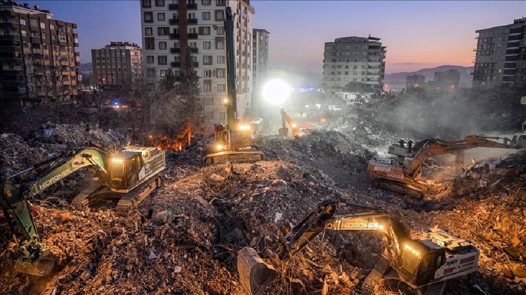 Ebrar Sitesi'nde hüzünlü yıl dönümü! Bin 400 canın kaybı yürekleri dağladı...