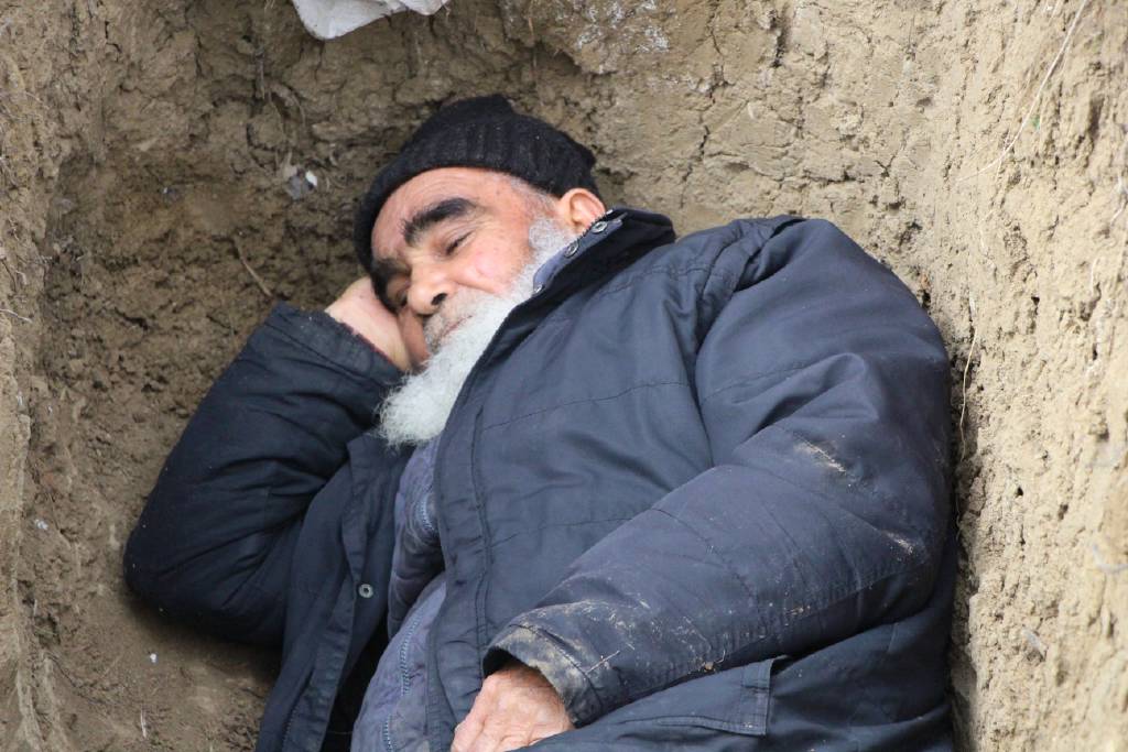Ölmeden kazdığı mezarına, geceleri girip yatıyor!