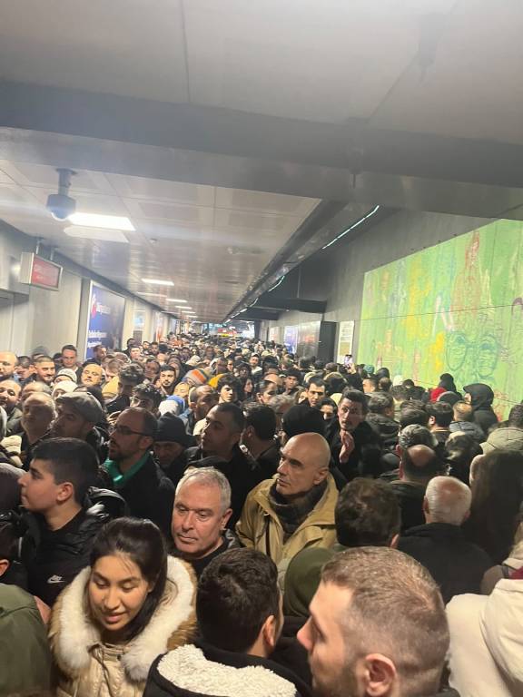 İstanbul'daki metro duraklarındaki yolcu yoğunluğu! 