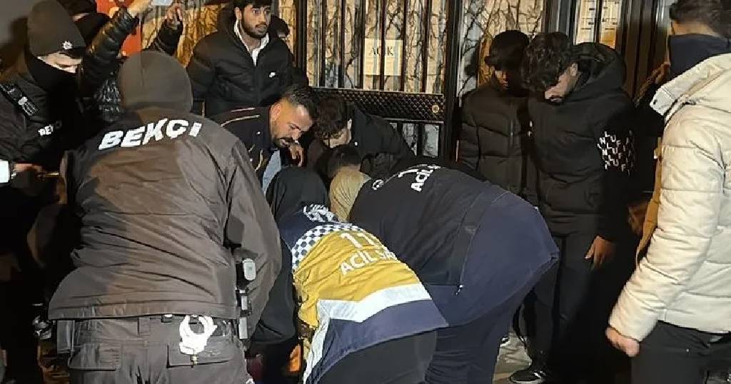 Deprem anma törenine giden gençlere bıçaklı saldırı: 1'i ağır 2 yaralı