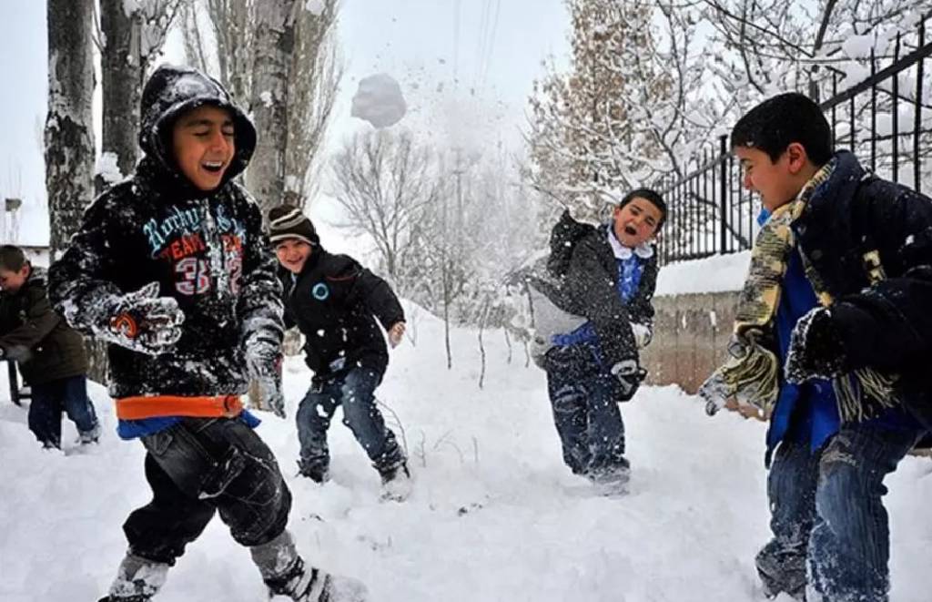 Kar yağışı eğitimi de etkiledi! Peki, 20 Şubat Perşembe günü hangi il ve ilçelerde okullar tatil?