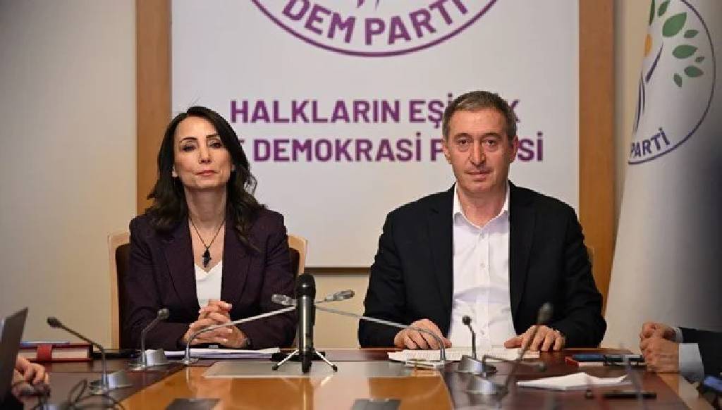 Öcalan'ın silah bırakma çağrısı! "Siyasi parti turuna haftaya başlayacağız"
