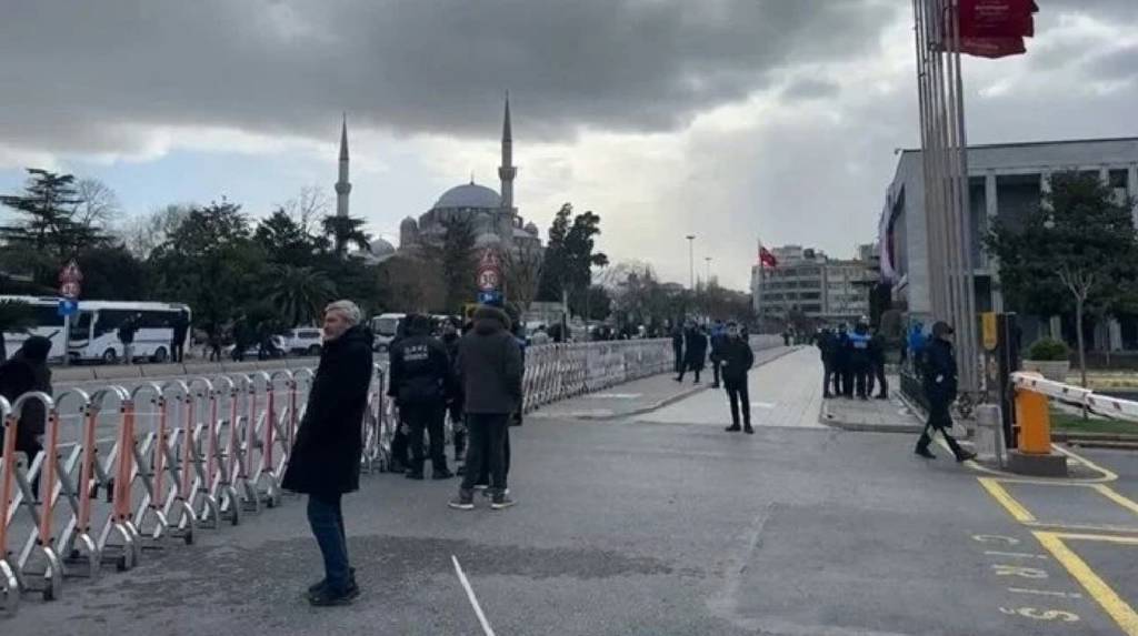İstanbul Valiliği'nden yeni karar! Saraçhane çevresindeki bazı yollar, 24 saatliğine trafiğe kapatıldı…