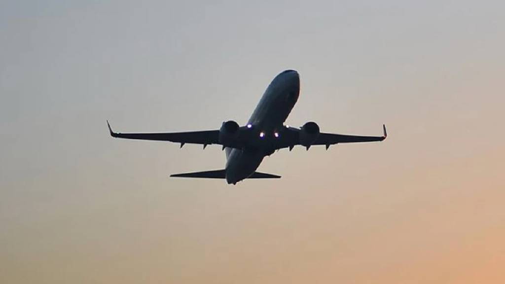 Pilot pasaportunu unuttu: Uçak iki saatlik yolu geri döndü