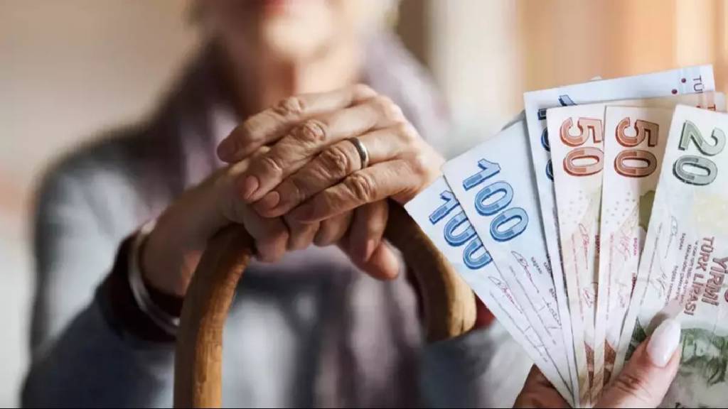 Memur emeklilerinin aylık ve ikramiyeleri hesaplara yatırıldı