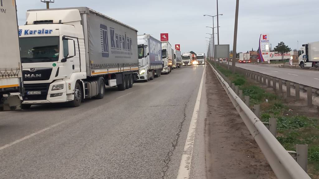 Kapıkule’deki tır sürücülerine yanlış SMS geldi! 10 kilometre kuyruk oluştu…