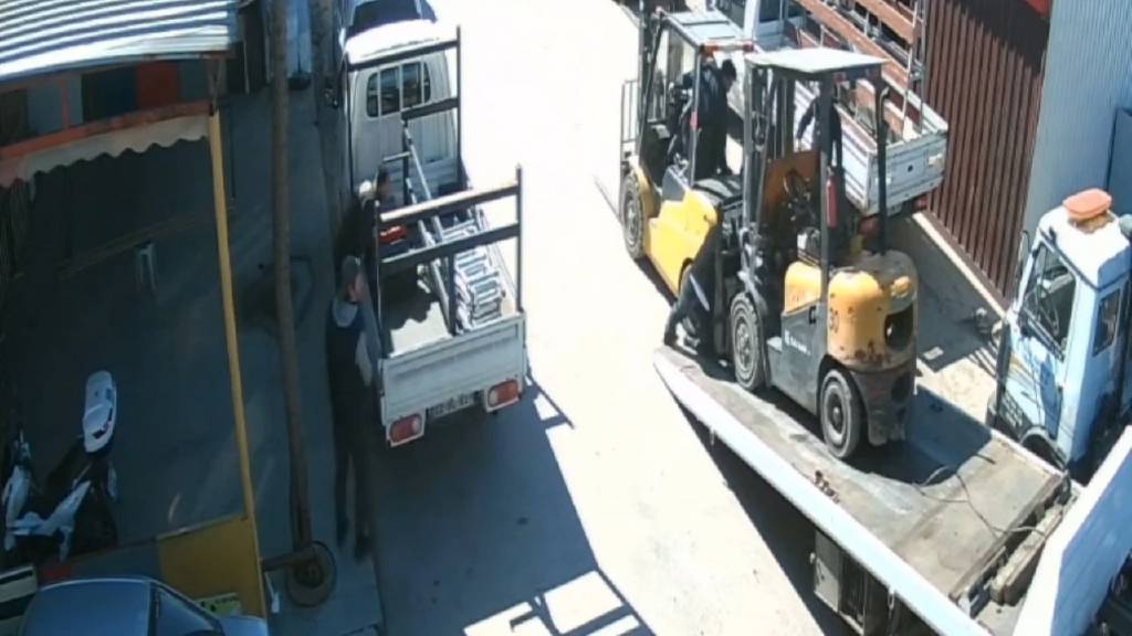 Edirne'de işçi forkliftlerin arasında sıkışarak can verdi!