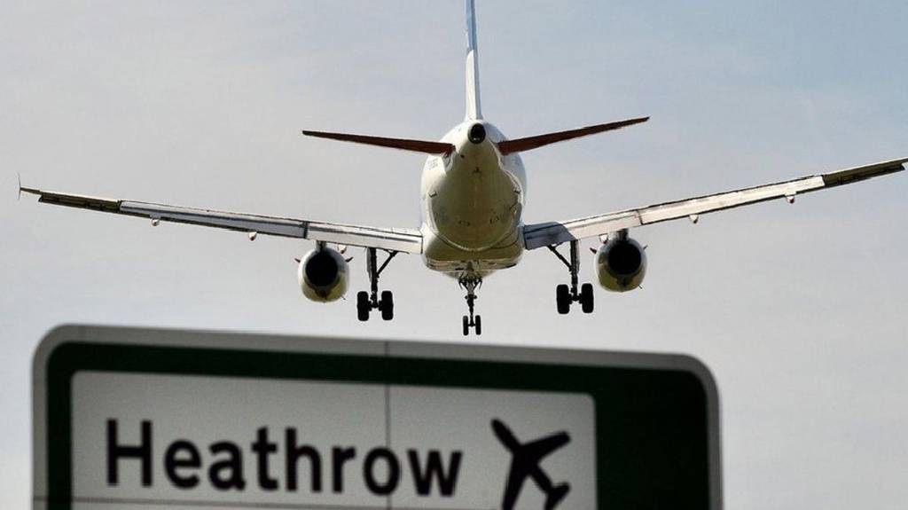 İngiltere'deki Heathrow Havalimanı'nda uçuşlar yeniden başladı