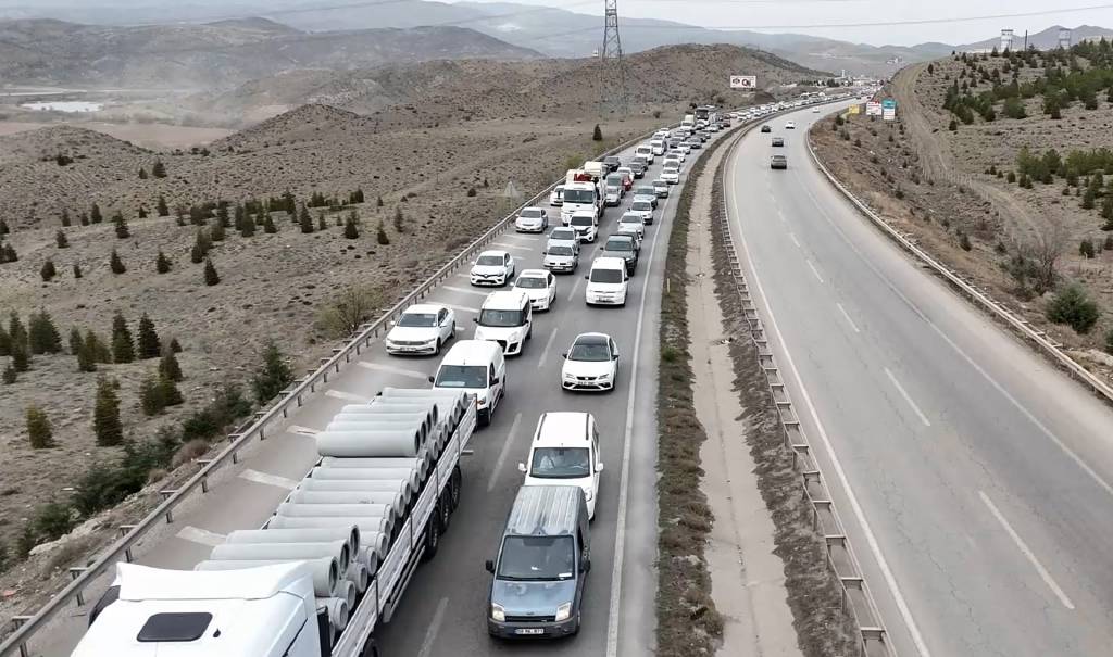 Bayram trafiği başladı… 43 ilin geçiş güzergahında araç yoğunluğu zirve yaptı!