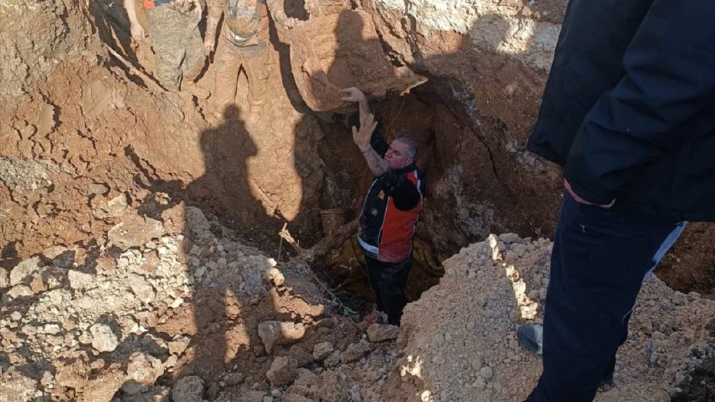 Mardin'de toprak altında kalan tesisatçı hayatını kaybetti