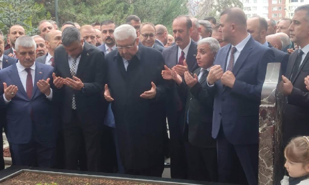 MHP'den Alparslan Türkeş'in mezarına ziyaret: Devlet Bahçeli katılmadı