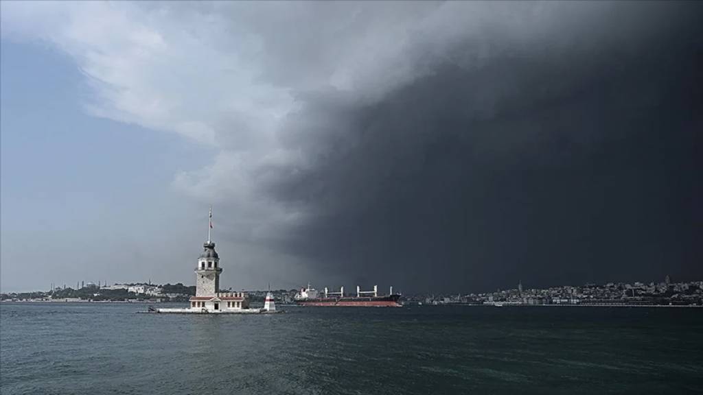 İstanbul Valiliği saat verip uyardı: İstanbul'da fırtınaya dikkat!