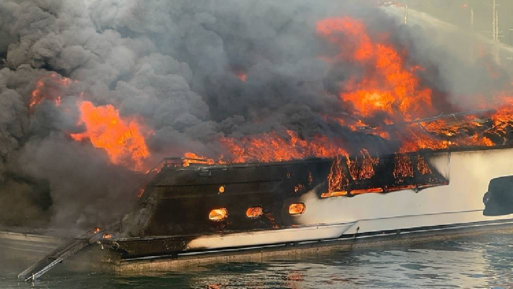 Muğla'da deniz üstünde bir motoryat ve 3 tekne alevlere teslim oldu