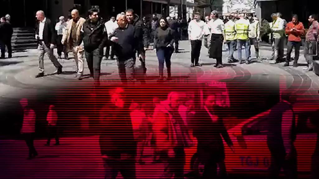 İstanbul’da 6,2’lik deprem! Telefonlar çekmiyor, vatandaş sokağa döküldü...