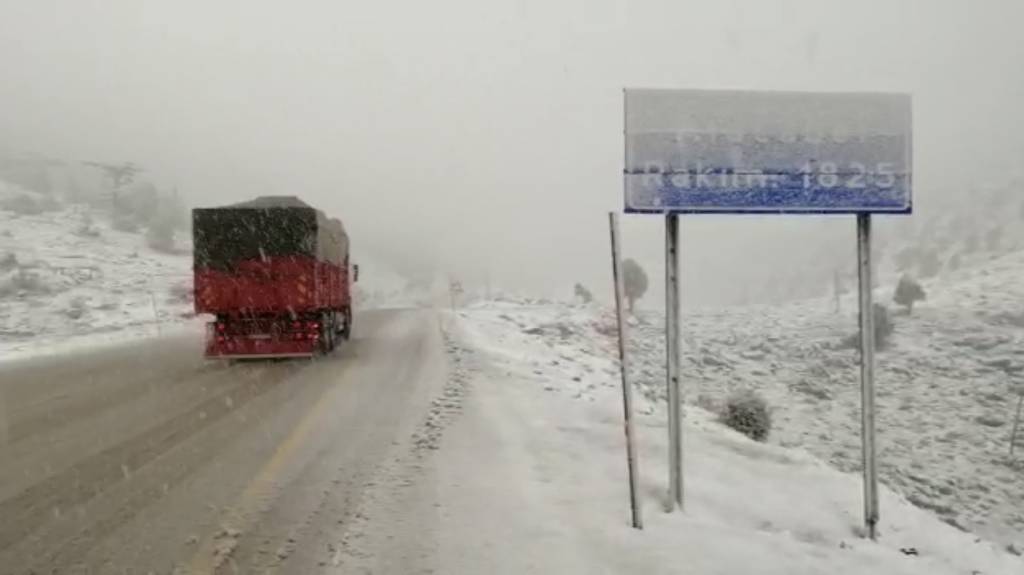 Antalya’ya nisan ayında kar sürprizi! 2 saat sürdü, 3 santimetreye ulaştı…