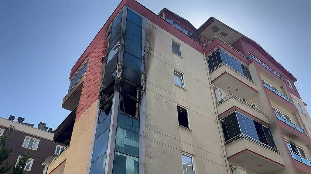 Akılalmaz olayın adresi Bursa! Evini ateşe verdi, dışarı çıkıp izledi