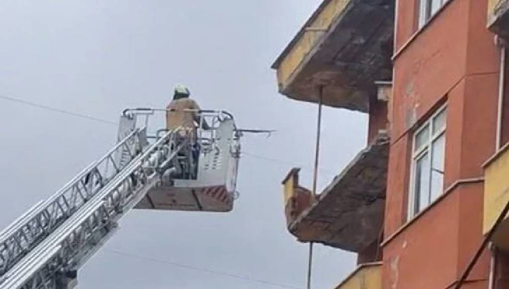 İstanbul Sancaktepe'de korkutan anlar! Binanın balkonu çöktü