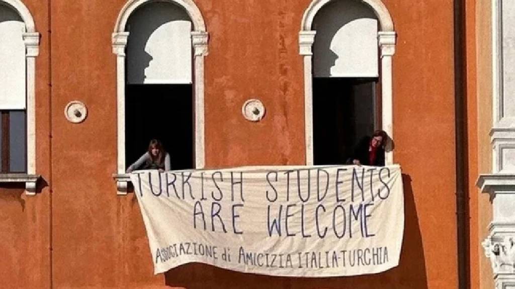 İtalya'da Türk öğrencilerin vize zaferi!