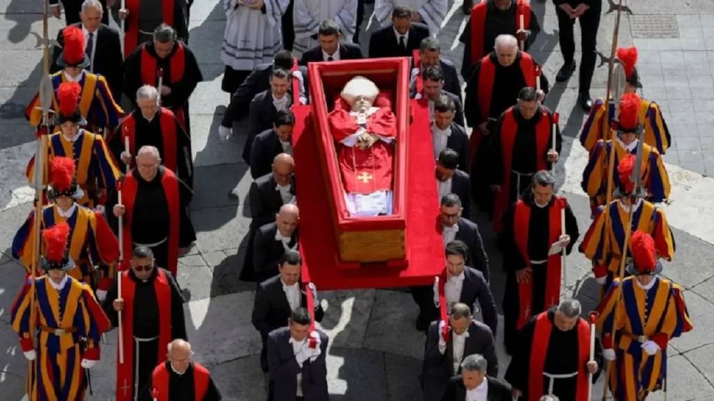 Birçok devlet başkanı da katıldı! Papa Francis'in cenazesi için on binler Vatikan'da...