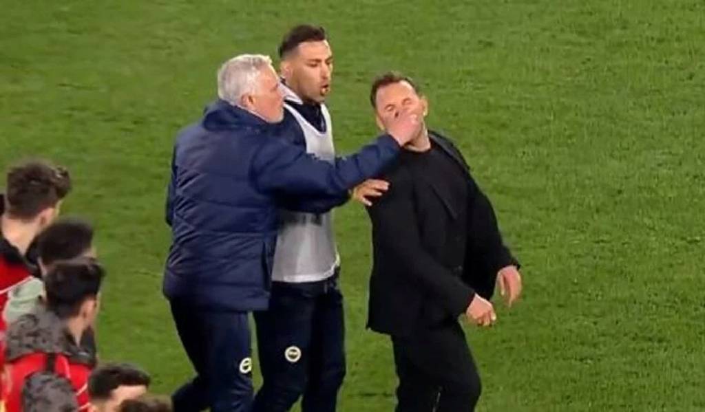 Burnunu sıktı… Mourinho'nun, Okan Buruk'a hareketi dünya basınında! 