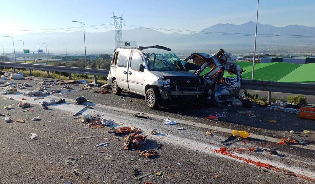 İzmir’de çıkışı kaçıran araca, kamyon çarptı: 1 ölü