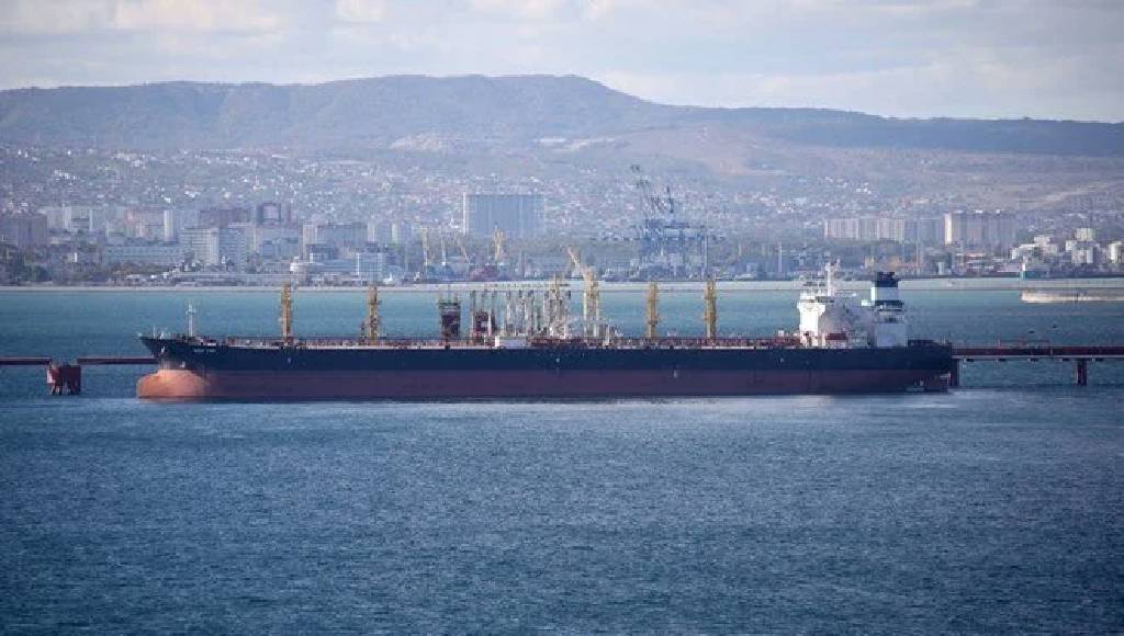 Karadeniz’de petrol sızıntısı: Rus tatilciler plajlardan vazgeçmiyor