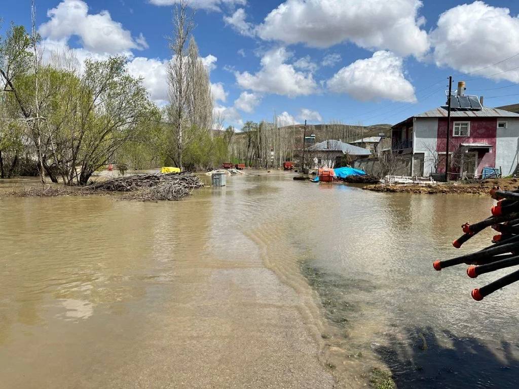 Bayburt'ta sel felaketi! Dere taştı, köy su altında kaldı...