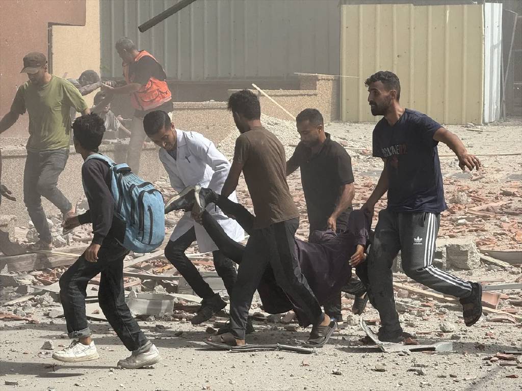 İsrail, Nasır Hastanesi'ne saldırdı: Çok sayıda kişi hayatını kaybetti