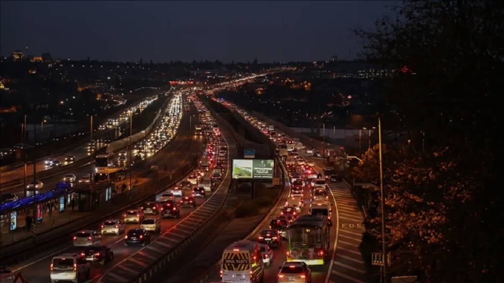 İstanbul’da mesai bitişiyle birlikte trafik adeta bir kez daha durdu