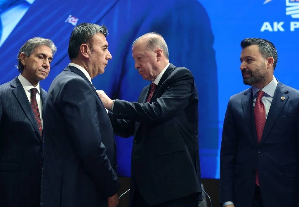 Cumhurbaşkanı Erdoğan, yeni katılımcılarına rozet taktı