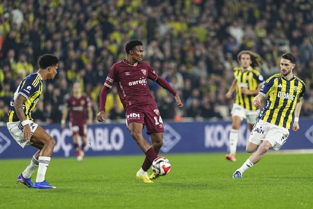 Fenerbahçe, evinde Göztepe'ye takıldı