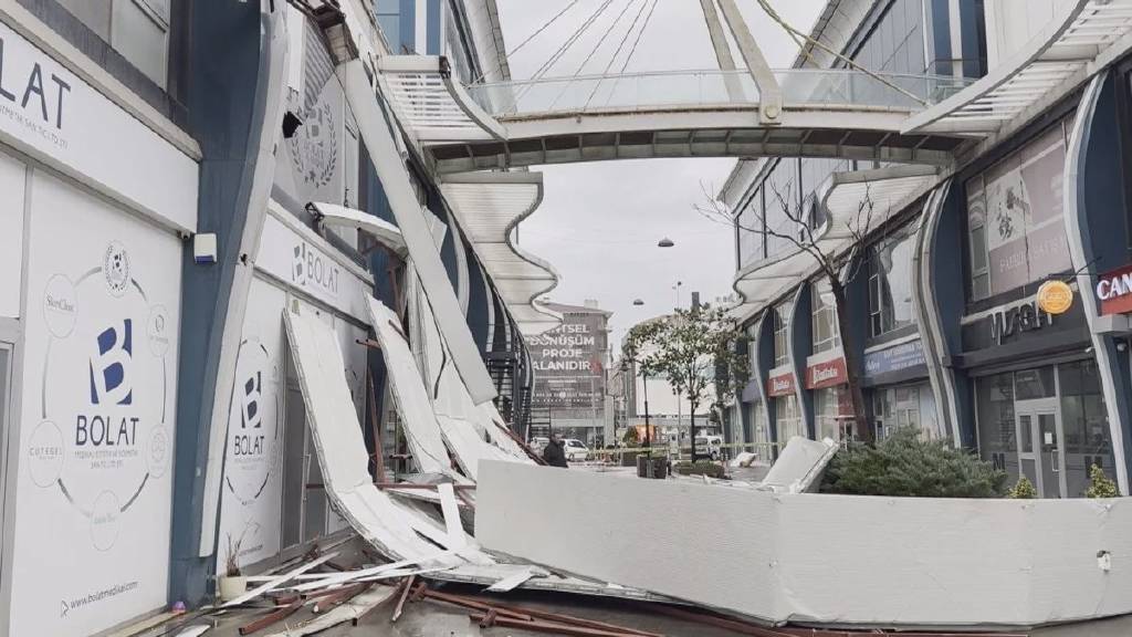 İstanbul, fırtınanın kurbanı oldu