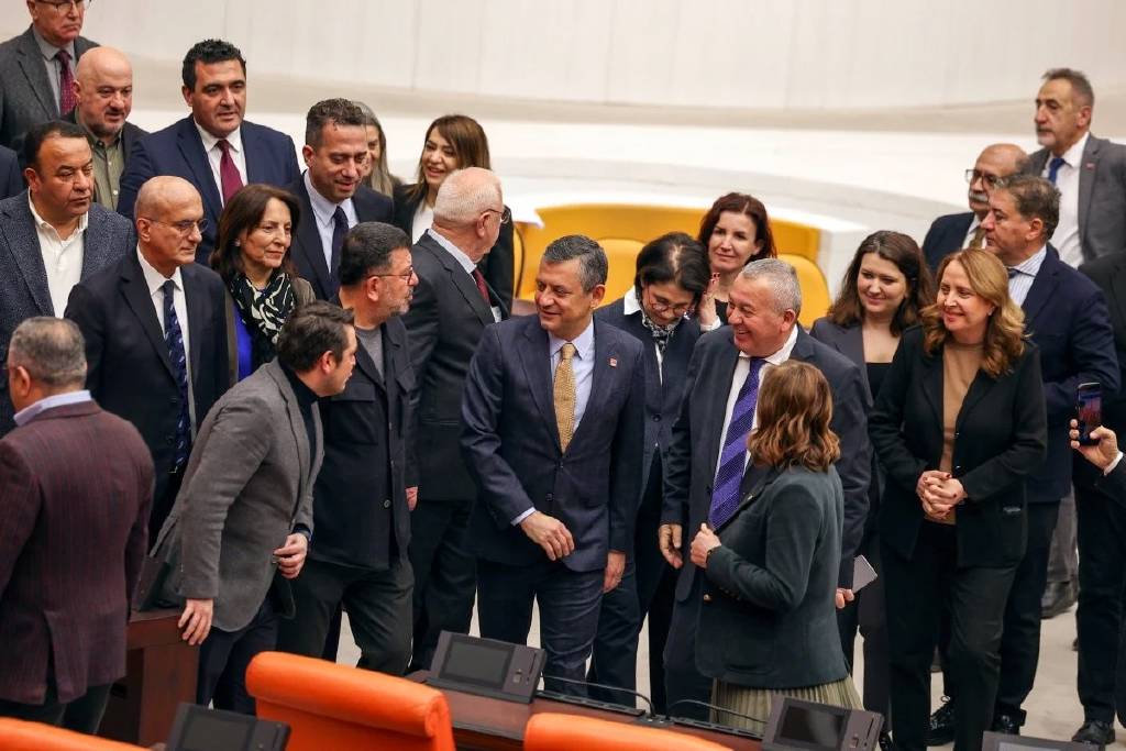 Özgür Özel'den emekli maaş eleştirisi